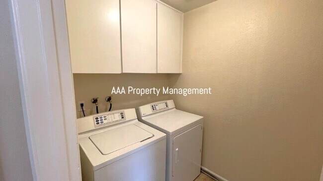 Building Photo - Concord Beautiful 4 bedroom 2.5 bathroom townhouse, 1496 sq ft available now!
