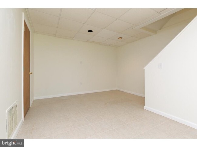 Building Photo - 122 Camber Ln