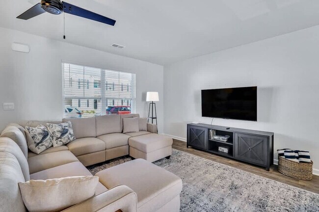 Building Photo - 321 Dogwood Cir