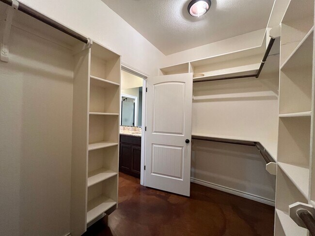 Building Photo - 3 Bedroom Single Family Home