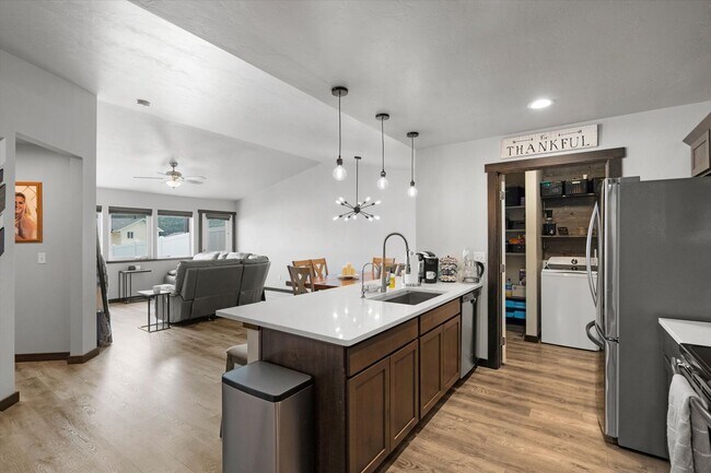 Building Photo - Stunning Townhome with Mountain Views for ...