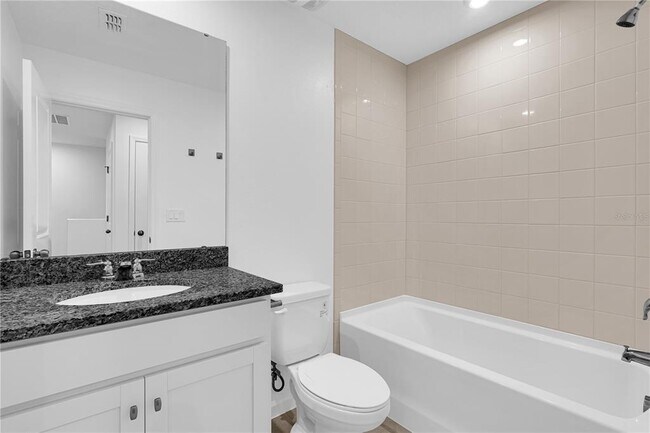 Building Photo - 1104 Lakeshore Breeze Pl