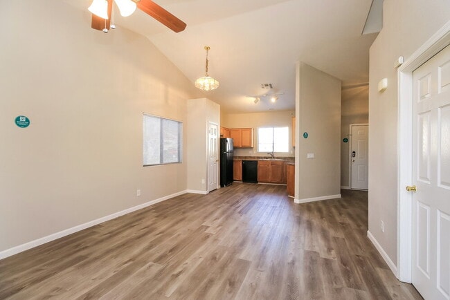 Building Photo - 8723 E Fox St