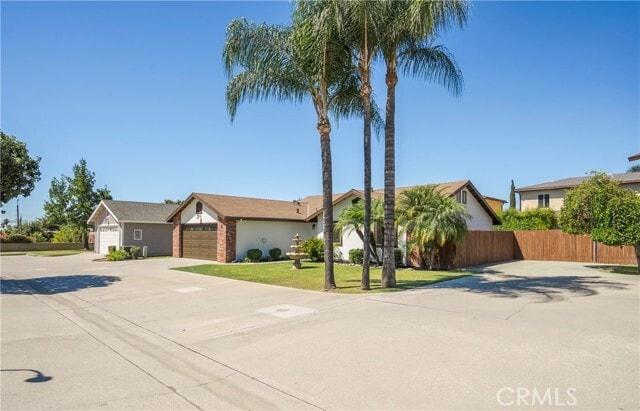 Building Photo - 700 W 2nd St