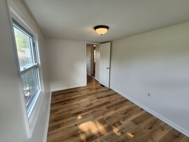 Building Photo - Bright adorable home with lots of updates ...