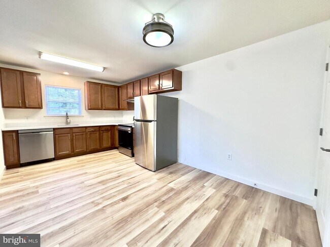 Building Photo - 28 Sequoia Dr