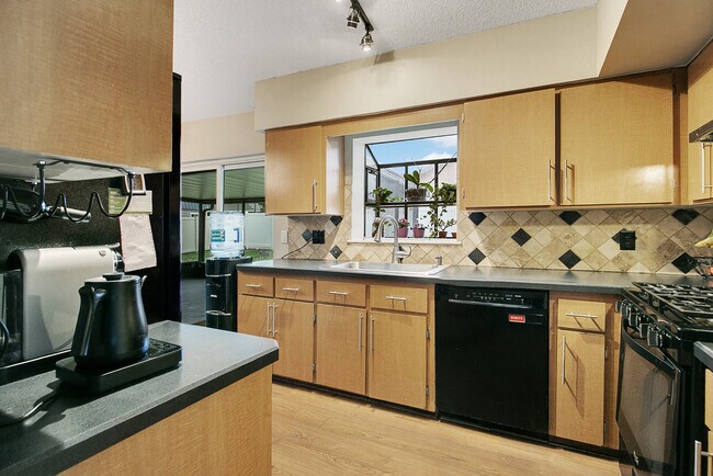 Building Photo - 292 Baywest Neighbors Cir