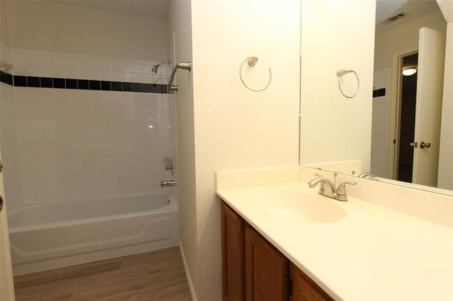 Building Photo - 15301 Ecorio Dr