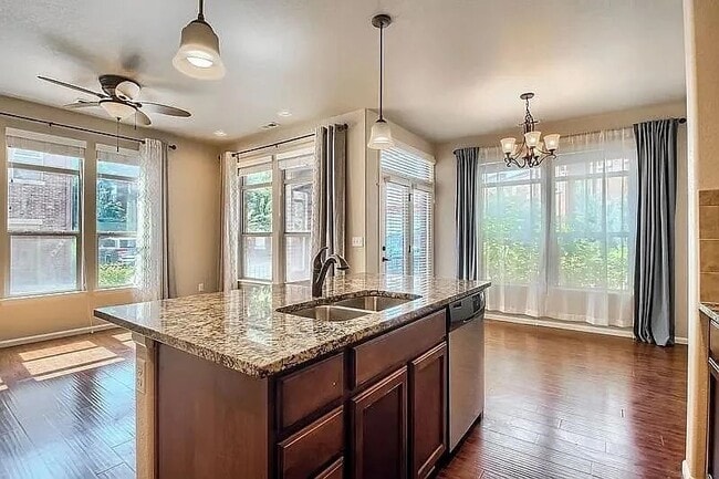 Building Photo - Beautiful 3 bedroom townhouse