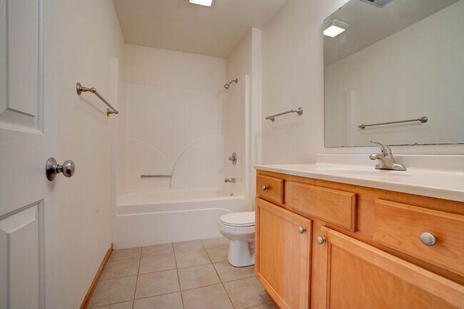 Building Photo - Woodridge Estates Townhomes