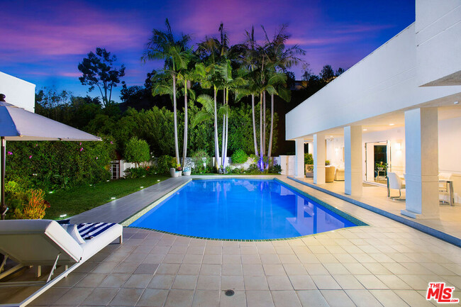 Building Photo - 1166 San Ysidro Dr