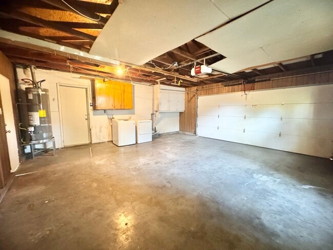 Building Photo - Available NOW - 3 Bed Home Near Bidwell Park