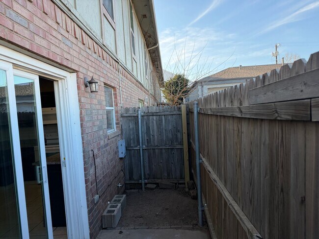 Building Photo - 3 bedroom 1.5 bath townhome - Bethany Schools