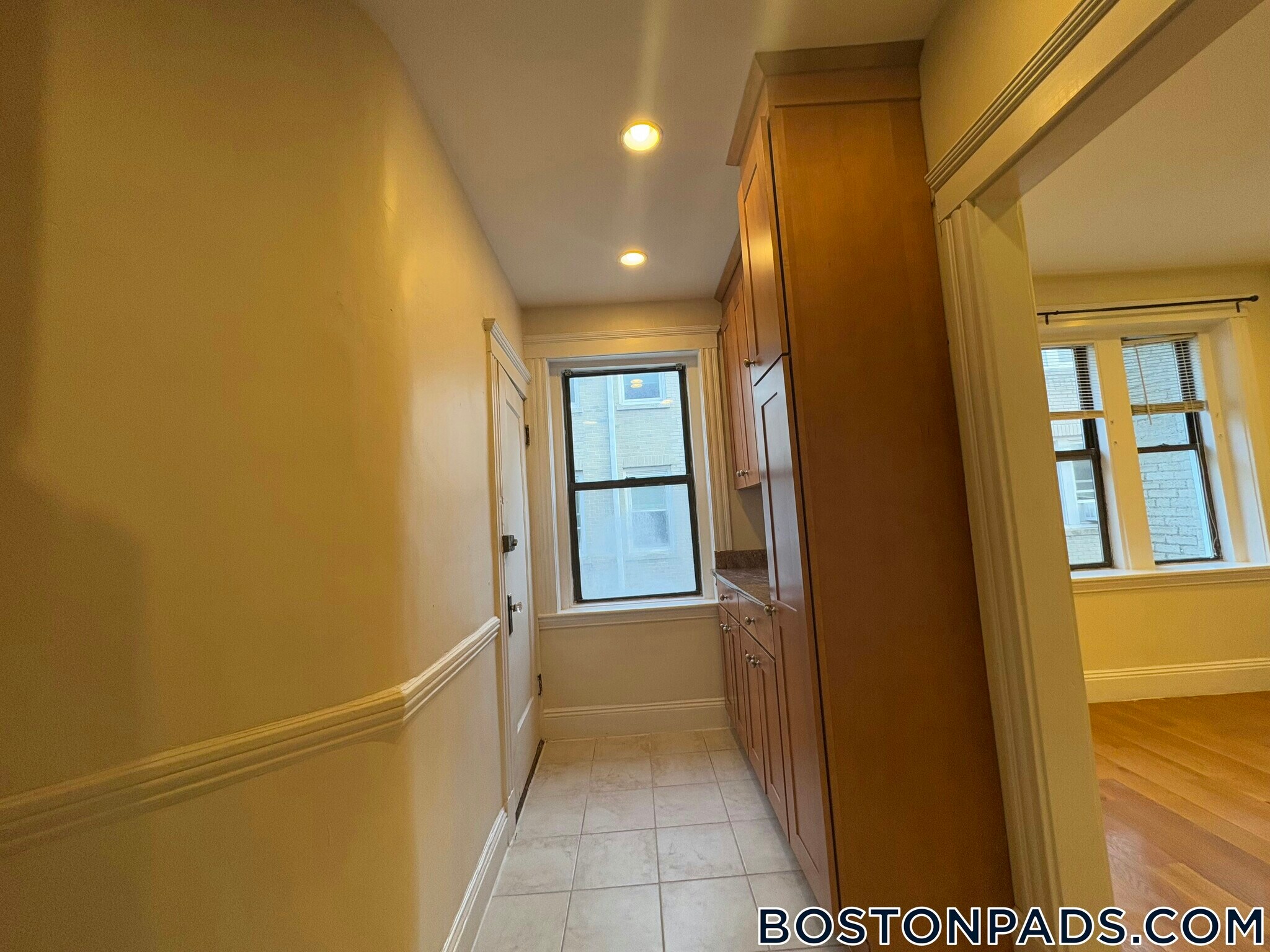 Building Photo - 240 Kelton St