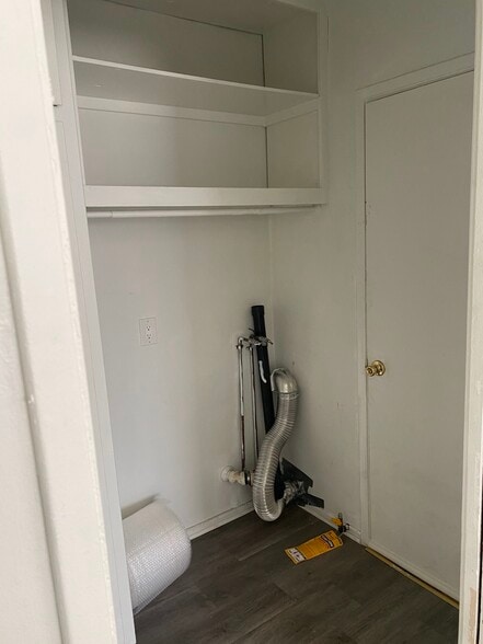 Washer/Dryer Hookup - 512 Bay St