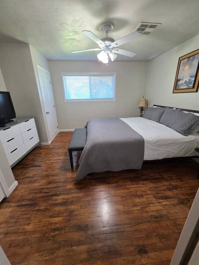 Building Photo - FURNISHED OR UNFURNISHED 5 BEDROOM 3 BATH HOME WITH POOL