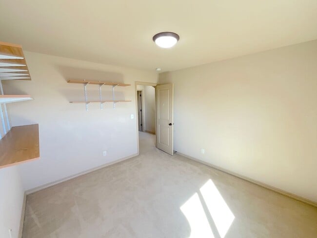 Building Photo - 4 Bedroom Home Available Near Barnes Rd & ...