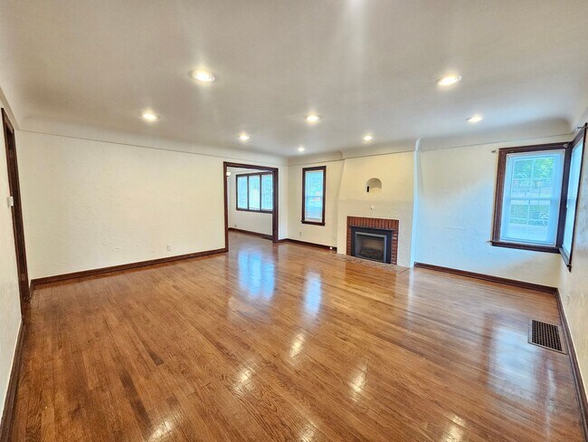 Building Photo - $2,300 - 4 Bed / 2 Bath Charming Home In P...