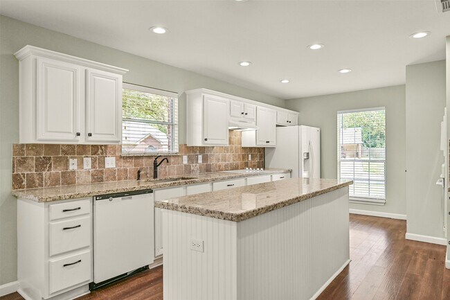 Building Photo - 313 Winding Oak Ln S