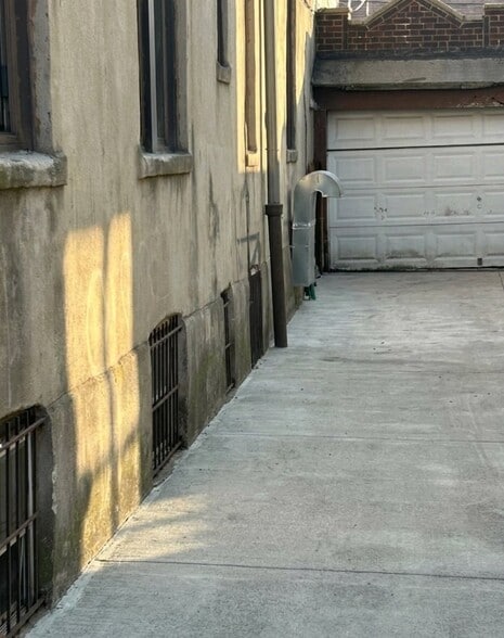 Building Photo - 448 E 94th St