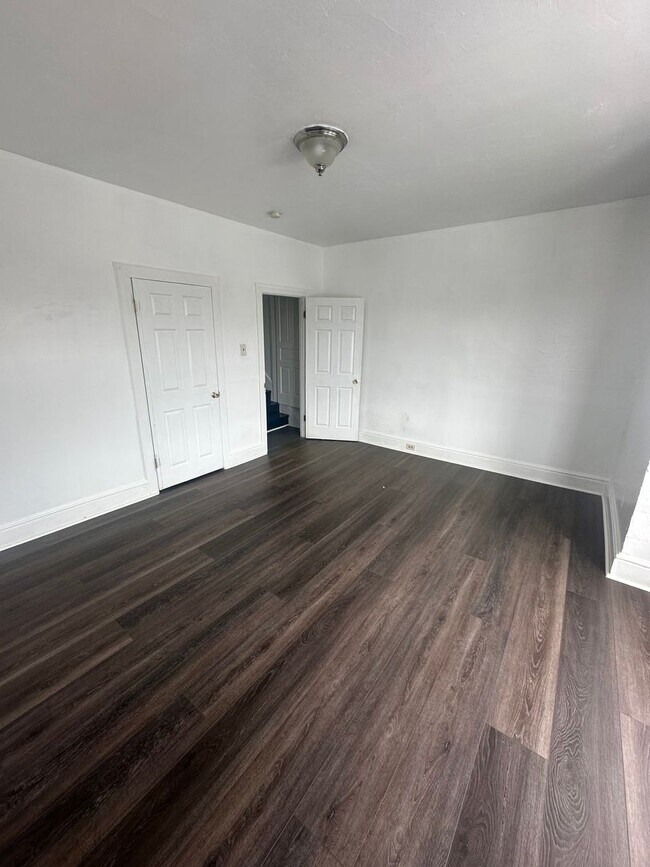 Building Photo - 927 W Poplar St