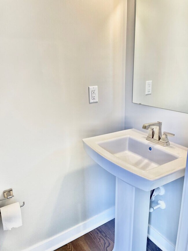 Building Photo - Sophisticated and Spacious 3BR-3.5 Bath To...