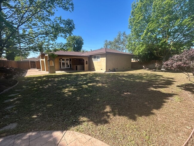 Building Photo - 1329 Schulenberg Ave