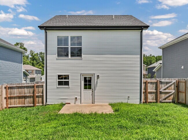 Building Photo - Beautiful 3-bed, 2.5-bath home with a bright, open floor plan.