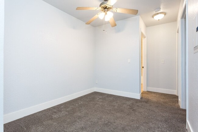 Building Photo - Cozy Condo in Gated Community!