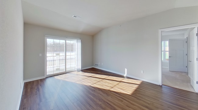 Building Photo - RENT SPECIAL -- Like New Condo Style Upper 3 Bedroom 2 Bathroom plus Den Apartment is Available