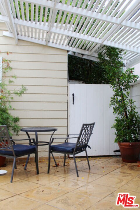 Building Photo - 900 N Gardner St