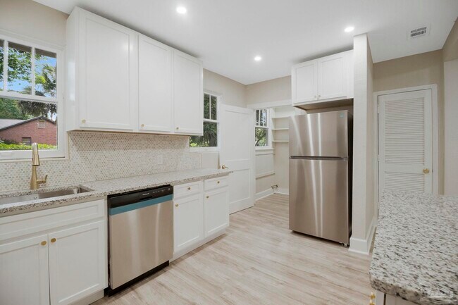 Building Photo - 1322 Wisteria Ave