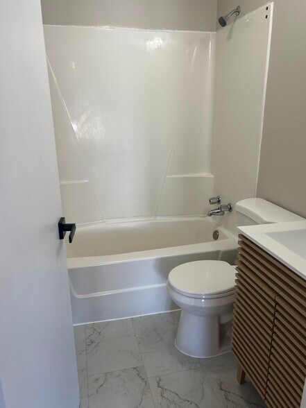 Building Photo - 1034 Bluff Ave