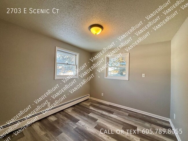 Building Photo - 2703 E Scenic Ct