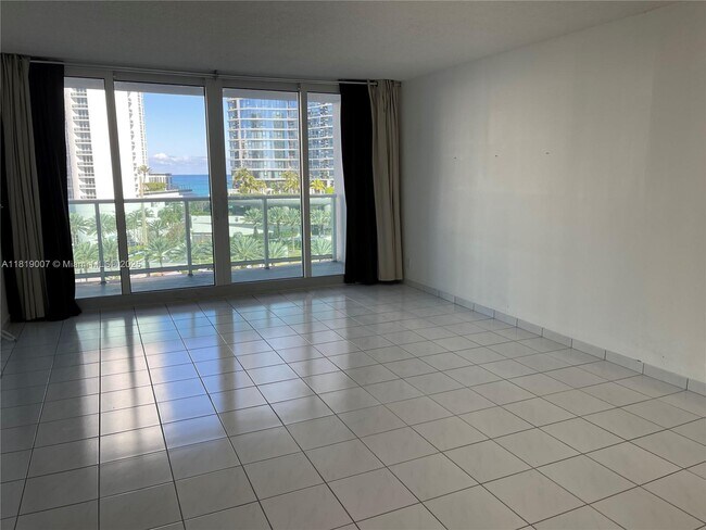Building Photo - 100 Bayview Dr