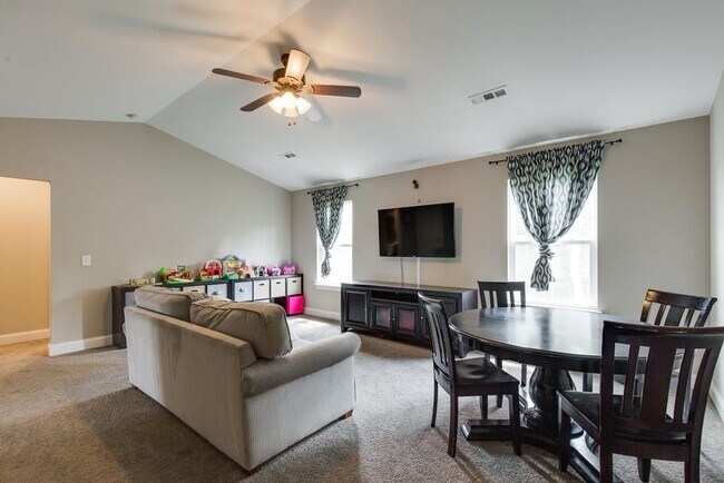 Building Photo - Gorgeous 4 Bed/3.5 Bath Home in Mt. Juliet