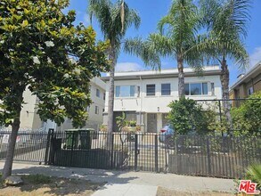 Building Photo - 833 S Catalina St