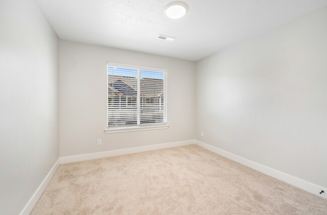 Building Photo - Pet Friendly Townhome in Willow Point – 3 ...