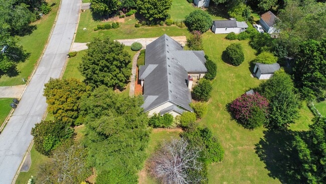 Building Photo - Don’t Miss This Beautiful 4BR/2BA Home wit...
