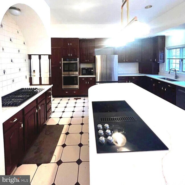 Building Photo - 914 Helga Pl