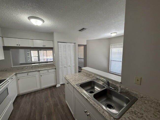 Building Photo - FOR RENT:  3 BEDROOM 2.5 BATHROOM TOWNHOME...