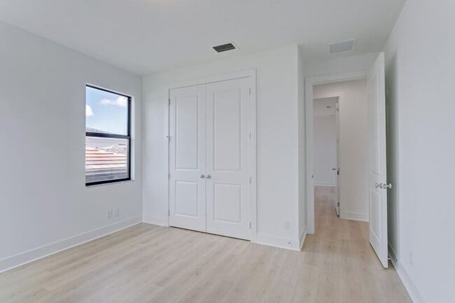 Building Photo - 13559 Artisan Cir