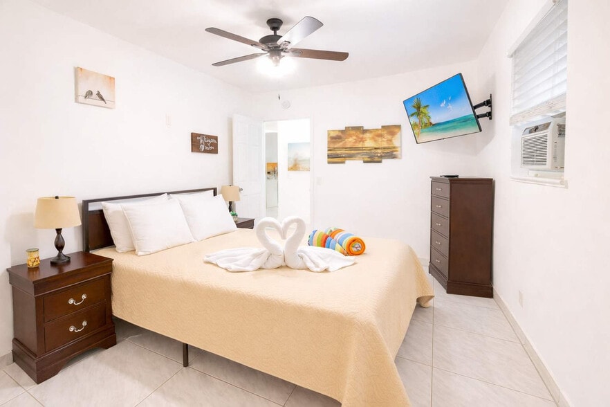 Building Photo - 324 Van Buren St