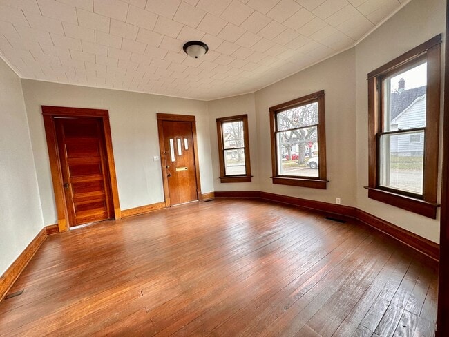 Building Photo - Updated 2-Bedroom Home with Modern Upgrade...