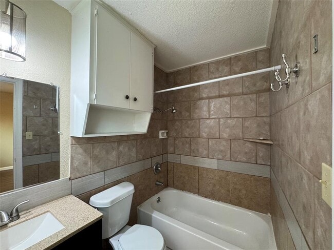 Building Photo - 2409 Village Walk