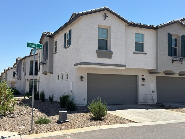 Building Photo - Like Brand New Luxurious Modern 3 Bedroom ...
