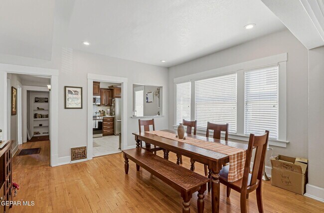 Building Photo - 3703 Cambridge Ave