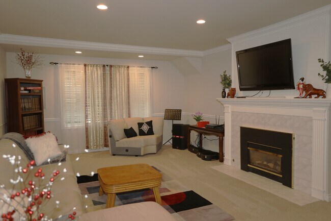 Building Photo - 3059 Bellevue Way NE