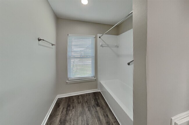Building Photo - 1315 Forest Hollow Dr