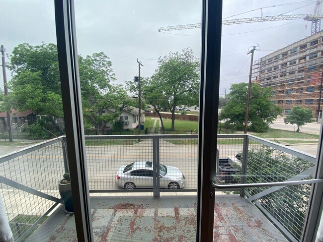 Building Photo - Live in the Heart of the Pearl District – ...